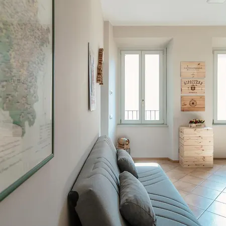 Grape Attic 72 - The House Of Travelers * Como