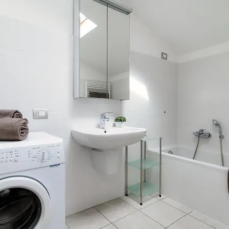 Grape Attic 72 - The House Of Travelers * Como