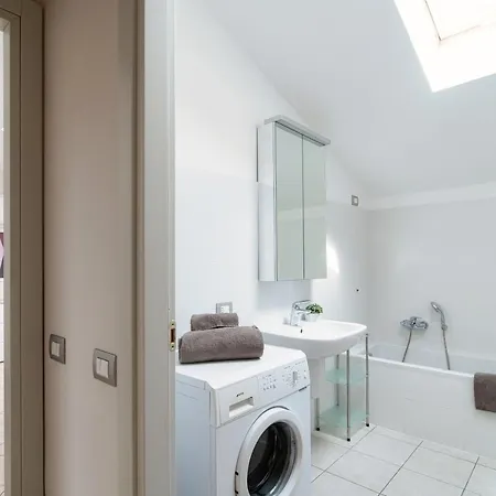 Grape Attic 72 - The House Of Travelers * Como