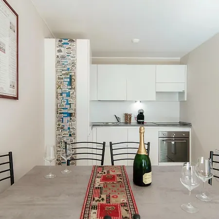 Grape Attic 72 - The House Of Travelers * Como