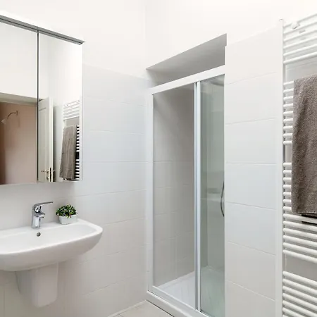 Grape Attic 72 - The House Of Travelers * Como