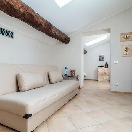 Grape Attic 72 - The House Of Travelers * Como