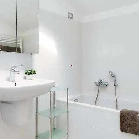 Grape Attic 72 - The House Of Travelers * Como