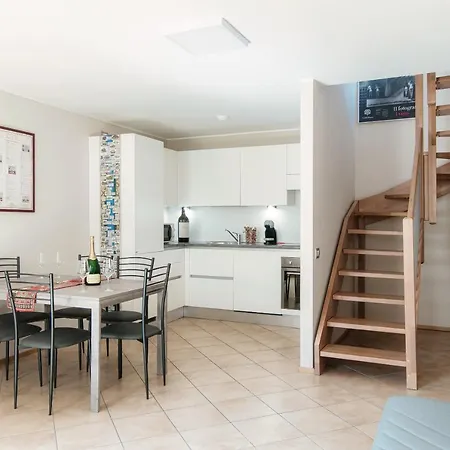 Grape Attic 72 - The House Of Travelers * Como