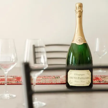 Grape Attic 72 - The House Of Travelers * Côme