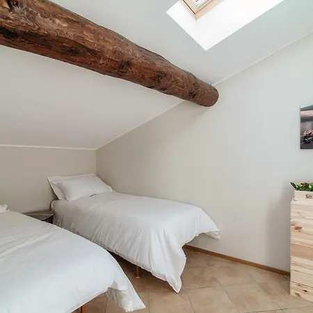 Grape Attic 72 - The House Of Travelers * Côme